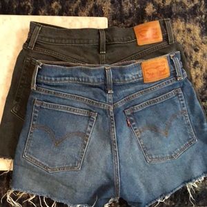 🍑Set of high rise Levi’s Wedgie fit shorts! 🍑